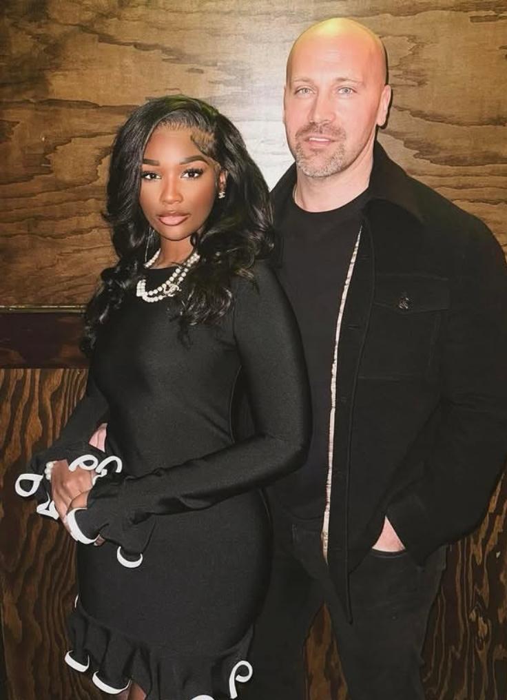 Durante el viaje en Tanzania, su pareja Jon McCann le pidió matrimonio en un momento que ella misma mostró con emoción en sus plataformas digitales.