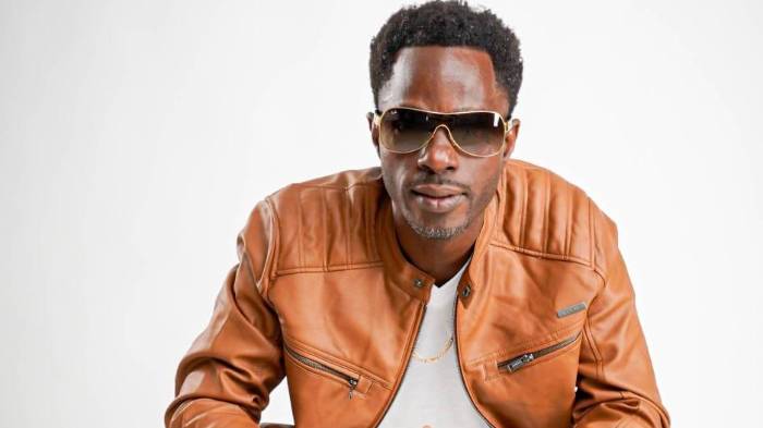 Reymond crea y canta desde altamar, llevando su música panameña a nuevas fronteras.