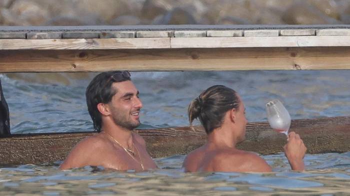 Fútbol: Ferran Torres y Marcos LLorentes se muestran muy cariñosos en Ibiza