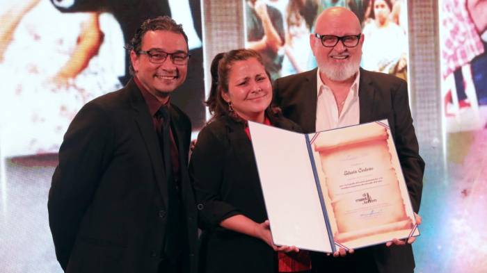 La viceministra de Cultura, Arianne Benedetti, fue la encargada de entregar el reconocimiento a Edwin Cedeño, destacando sus aportes al desarrollo del teatro panameño.