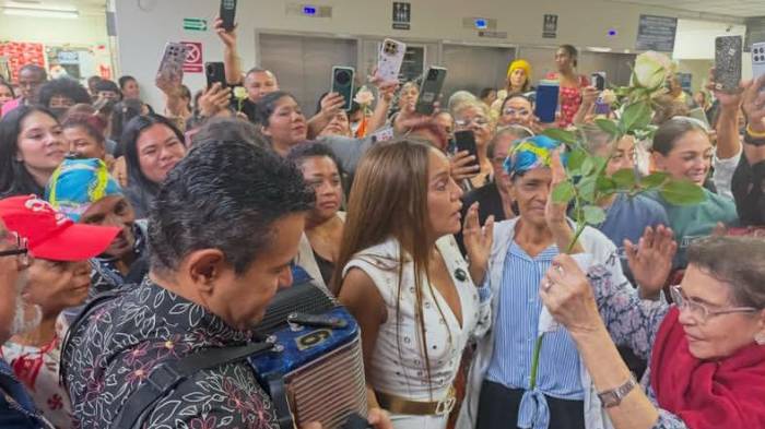 La música típica llenó los pasillos del Oncológico durante la visita de Samy y Sandra.