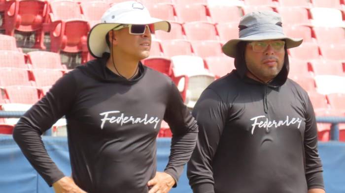 Eddie Serrano junto al coach César Flores.