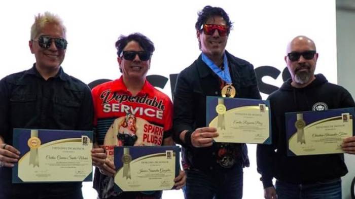 Los Rabanes recibieron en Perú la medalla Palmas Musicales, reconocimiento que exalta su trayectoria y legado en la música latinoamericana.