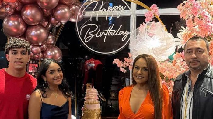 Ayer, la familia Sandoval-Flores y los amigos del colegio acompañaron a Kamila en una velada especial llena de cariño y emoción.