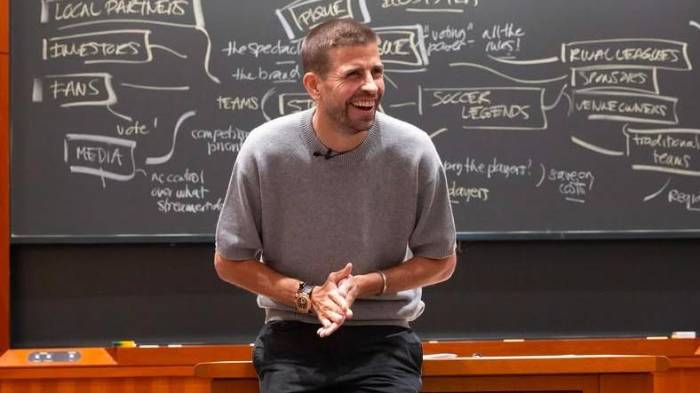 Gerard Piqué durante su clase en Harvard, explicando el fenómeno global de la Kings League.
