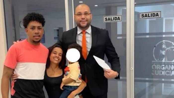 Euana Muñoz a su salida del juzgado en Panamá Oeste, tras pagar la fianza que le permitió continuar el proceso en libertad.