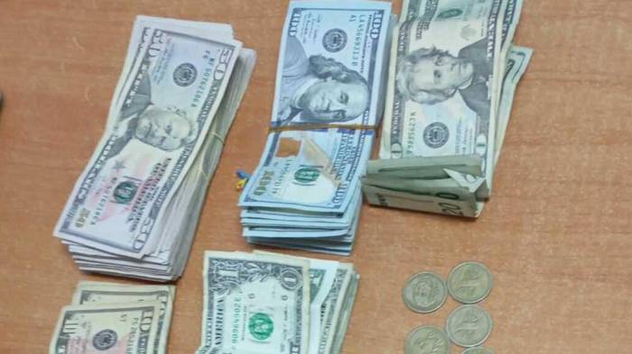 Más de $11 mil le retuvieron a una mujer.