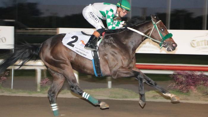 Irad Ortíz Jr llegando a la meta ganadora.