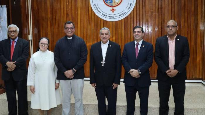 En la foto, Jorge Rivera Rodríguez ocupa la tercera posición de izquierda a derecha.