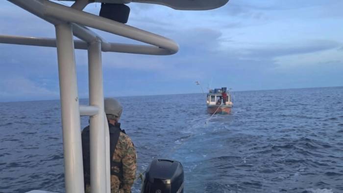 El Senafront rescató a las personas junto a la embarcación averiada y los trasladó a puerto seguro.