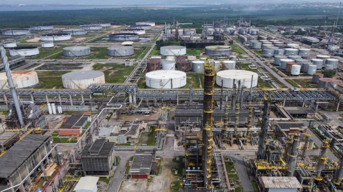 Una Amazonía libre de combustibles fósiles, en la que se impulse el desarrollo sostenible, y se apoye a los indígenas y comunidades que la habitan, parece utópica ante los intereses que insisten en explotar petróleo y gas en la selva, pero una propuesta de un grupo de ecologistas y pueblos originarios quiere hacerla real. EFE/ Andre Coelho/ ARCHIVO