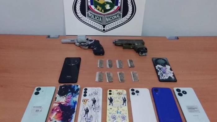 Dos armas, municiones y presuntas sustancias ilícitas fueron ubicadas en una residencia durante el operativo.