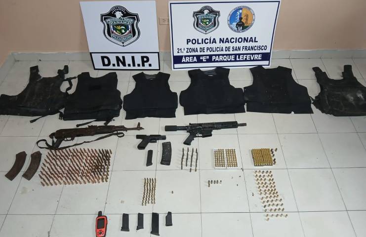 Hallan armas de guerra y municiones en un depósito