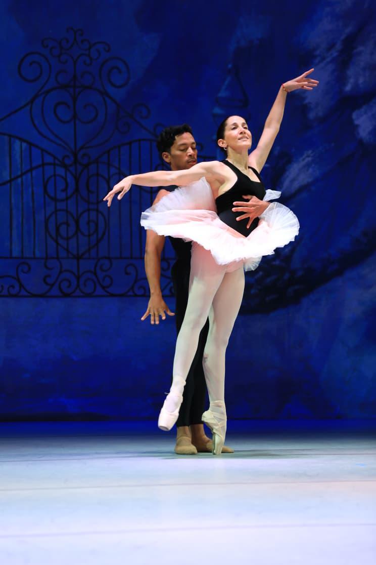 La ministra de Cultura Maruja Herrera mostró sus habilidades en el ballet.