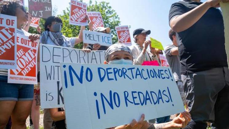 Personas sostienen carteles en una manifestación en apoyo a la Red Nacional de Jornaleros, protestando contra las recientes redadas de ICE en los estacionamientos de Home Depot, el pasado jueves.