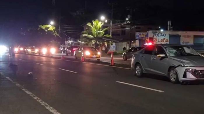 La vía Transístmica, a la altura de San Martín, en Cativá, fue parcialmente cerrada tras el atropello fatal de un adulto mayor la noche del miércoles.