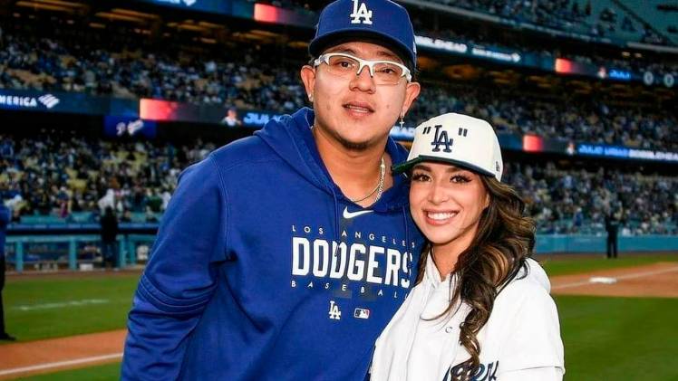 Julio Urias junto a su pareja, Daisy Pérez.