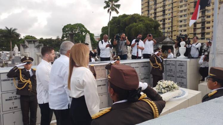 Homenaje a los próceres de la patria en el Cementerio Amador