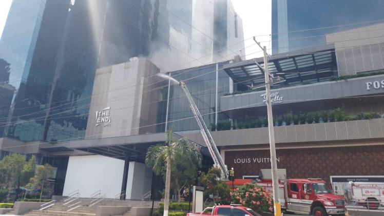 Bomberos combaten incendio en un restaurante del tercer piso de Soho Mall