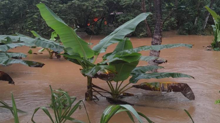 Joven madre y su bebé pasan el susto de sus vidas ante fuerte crecida de río