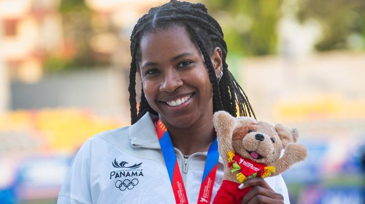 Cristal Cuervo exhibe la medalla de plata conquistada en los 400 metros planos.