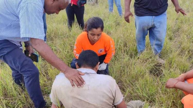 Personal del Sinaproc y residentes de la comunidad participaron en la búsqueda que permitió ubicar con vida al señor Agudino Río Camargo en El Coco, Penonomé.