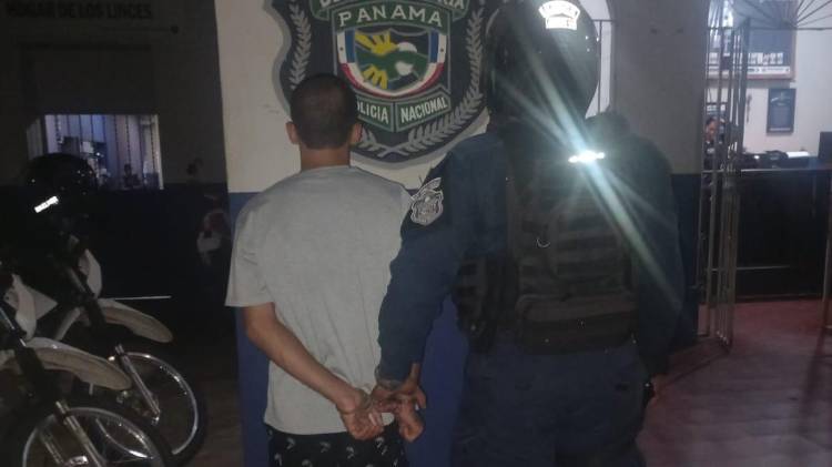 Unidades motorizadas aprehendieron al sospechoso minutos después del robo, recuperando una réplica de arma de fuego.