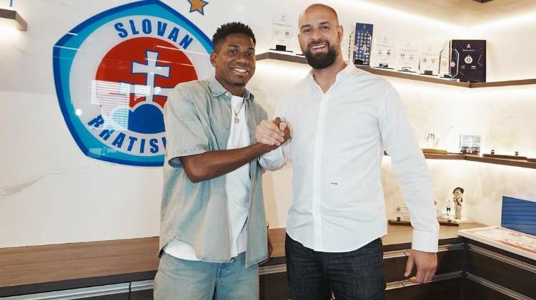 Fútbol: Blackman se queda en Eslovaquia