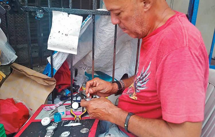 Durante la pandemia, un Viernes Santo, a Sasha le hurtaron todas sus herramientras y tuvo que empezar de cero. Su oficio es un sueño hecho realidad.