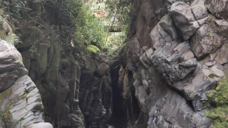 Equipos del SINAPROC durante el rescate.