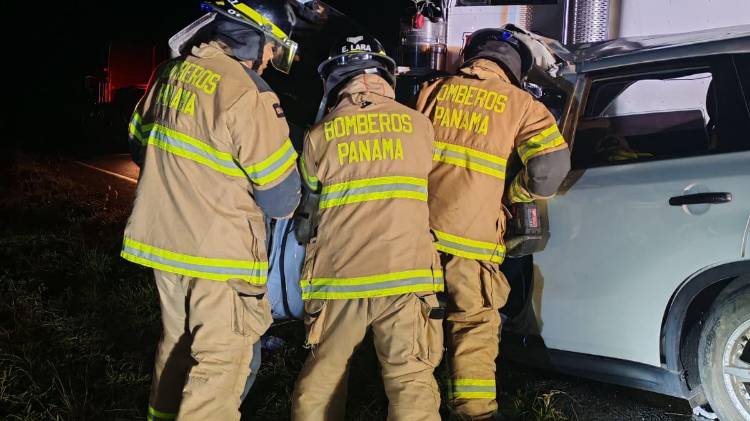 A la escena también llegaron miembros del cuerpo de bomberos de Chiriquí, información que el hombre ya estaba sin signos vitales.