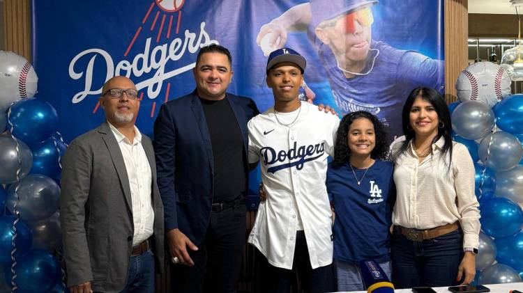 Adrián Del Cid posa tras firmar su contrato con los Dodgers de Los Ángeles, iniciando oficialmente su carrera en el béisbol profesional.