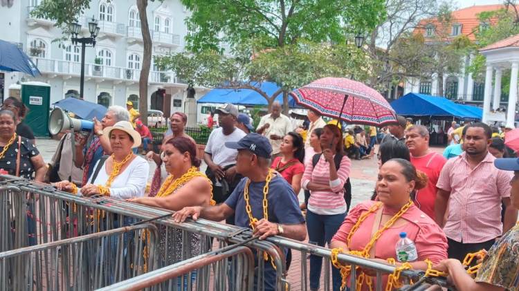 Trabajadores aduaneros en pie de guerra. Se encadenaron a las afueras de la presidencia.