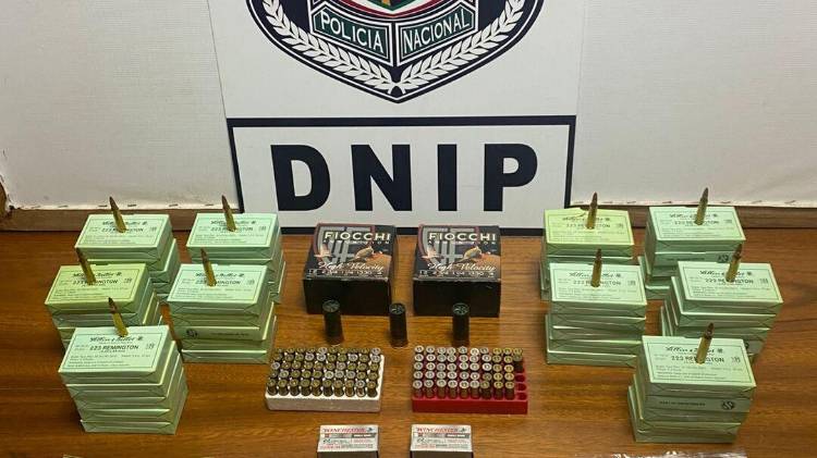 Autoridades decomisaron municiones, armas y presunta droga durante allanamientos en David.