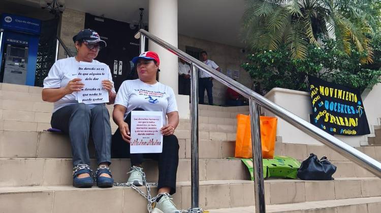 Las docentes Ivín Enriquez y Enelda Batista, desesperadas, decidieron encadenarse frente a la CSJ.