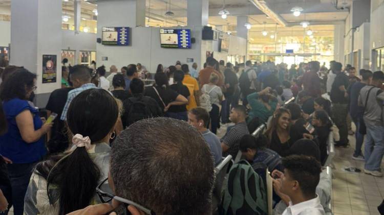 Trámite de residencia desborda a Migración y piden ampliar moratoria