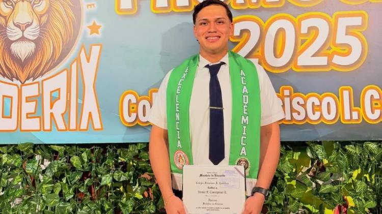 El acordeonista Héctor Concepción celebró su graduación de secundaria en el Colegio Francisco I. Castillero, en Guararé.