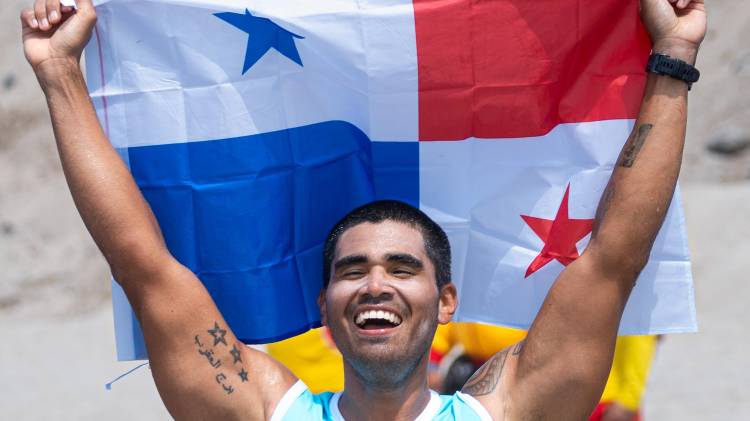Edonays Caballero celebra su medalla de plata en SUP Race, la primera presea del surf panameño en Ayacucho-Lima 2025.