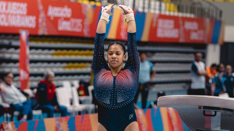 La gimnasta panameña Karla Navas se alista para realizar una ejecución en salto.