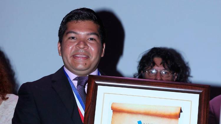 El poeta panameño Javier Alvarado se convierte en una de las voces protagonistas del Festival Internacional de Poesía de Granada.