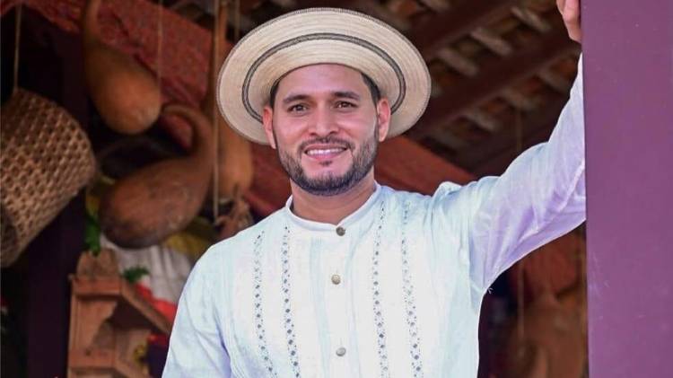 Con entusiasmo y gratitud, Víctor Ballesteros celebra el homenaje que reconoce años de trabajo en la difusión del folclor panameño.