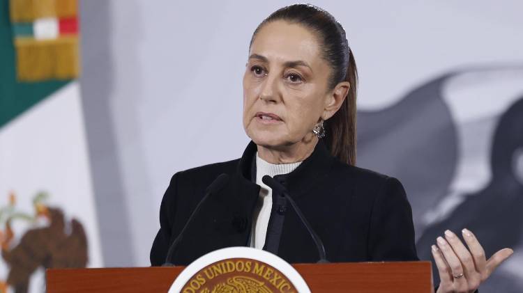 La presidenta de México, Claudia Sheinbaum, habla durante una rueda de prensa en Palacio Nacional de la Ciudad de México.