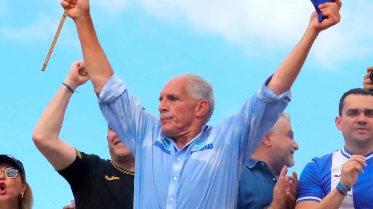 Asfura sosteniendo la bandera en evento