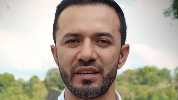 Captura de pantalla tomada de la cuenta oficial @diogenesqa de la red social X del congresista colombiano Diógenes Quintero Amaya hablando en un video. Quintero Amaya hace parte de las 15 personas que iban a bordo del avión accidentado.