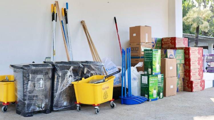 Se realizaron trabajos de desinfección y limpieza profunda en aulas, oficinas, cocina y patios, además de reparaciones en baños y puertas.