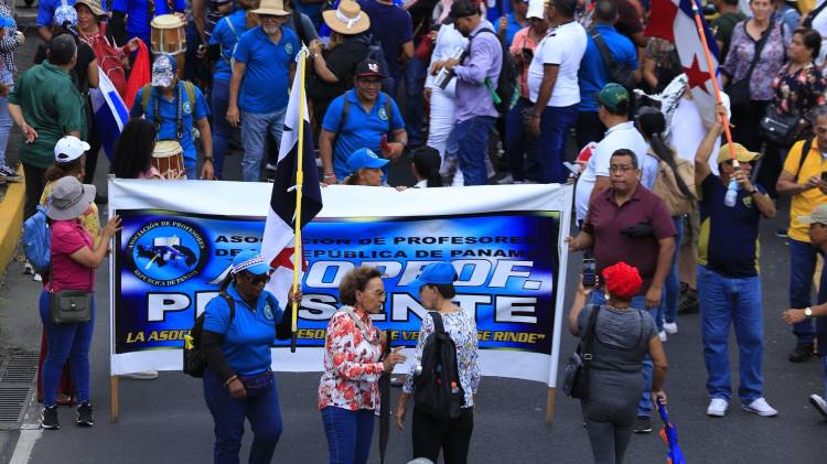 Docentes ayer volvieron a marchar hasta la Corte Suprema de Justicia (CSS).
