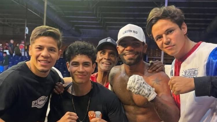 El panameño Jezreel Corrales (centro) impuso su experiencia y control del combate para regresar a la senda del triunfo.