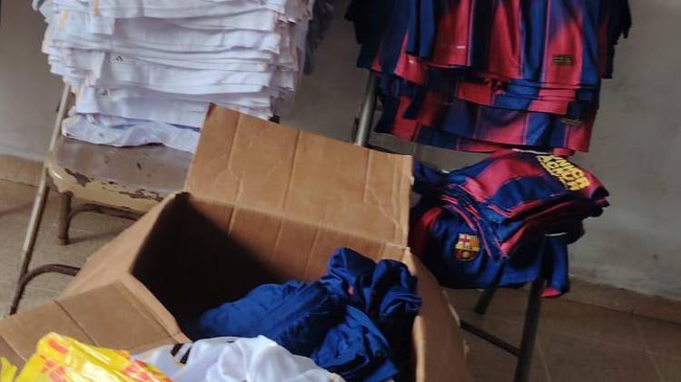 Aduanas retiene ropa deportiva chiviada del Real Madrid y Barcelona