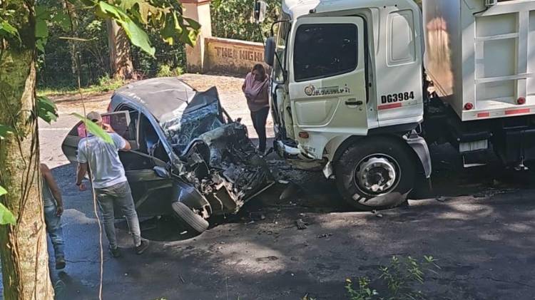 El choque frontal se registró frente a la entrada de Los Pozos, en Nueva California.