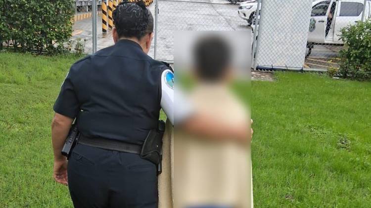 Policía rescata a niño arrastrado por la corriente de una quebrada en San Francisco